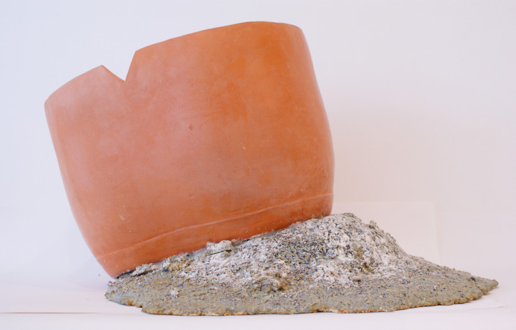 Oeuvre en Grès blanc émaillé et, faïence rouge sans titre de 2016 par Charlotte Coquen50 x 35x 30 cm