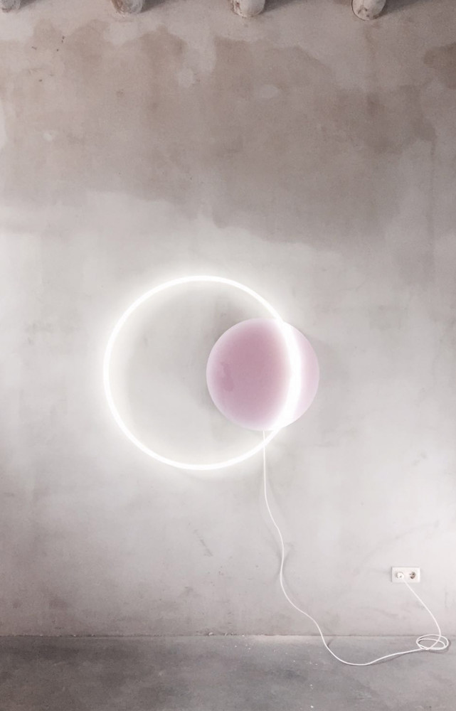 « Voie Light » est une série de luminaire en néon qui exploitent les recherches de Sabine...