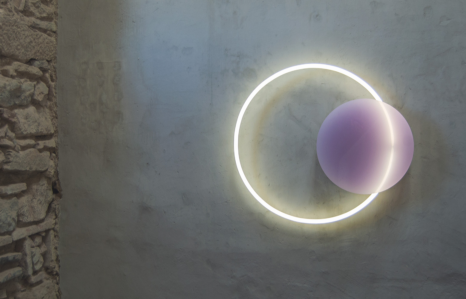 Voie Light de Sabine Marcelis, une applique aux confins de l'art contemporain.