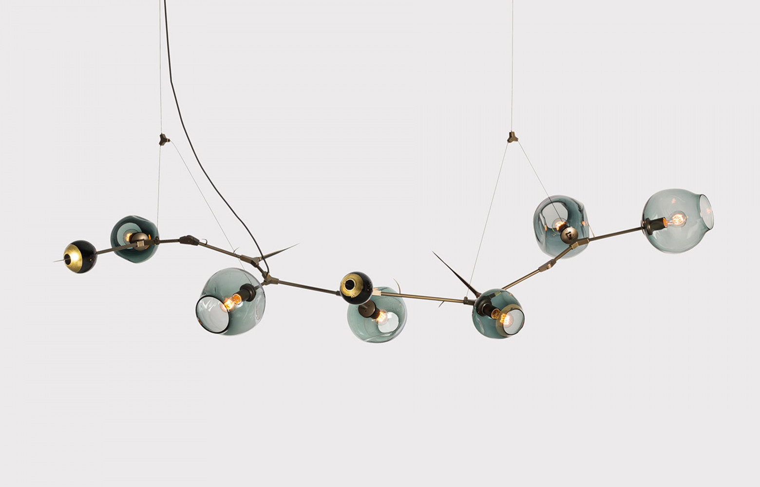 Inspiré par la nature, la New-Yorkaise Lindsay Adelman présente Branching Bubbles BU.06.02, une suspension qui explore la...