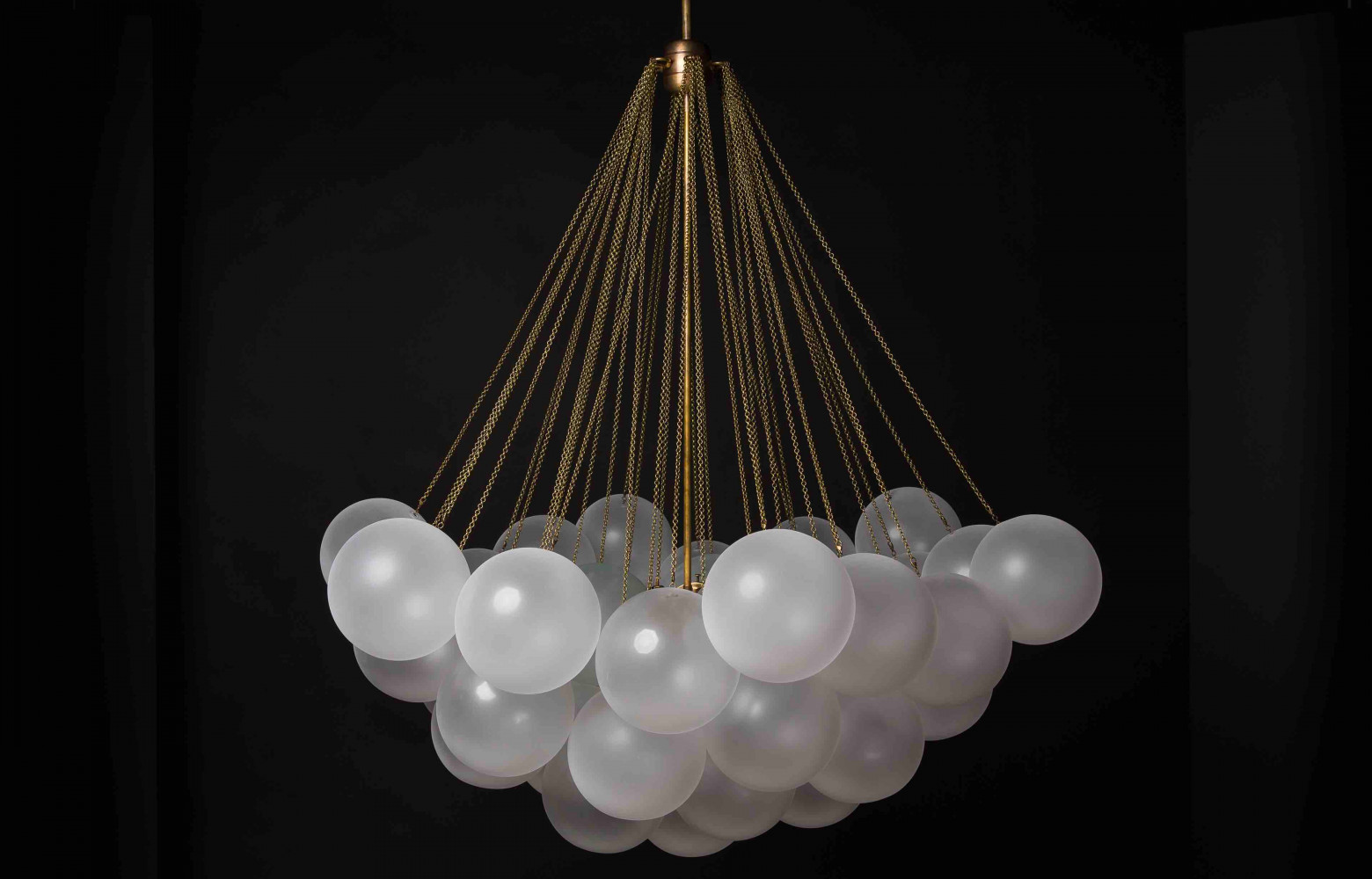 Cloud 37 XL est un lustre composé de 37 globes de verre poli à la main pour...