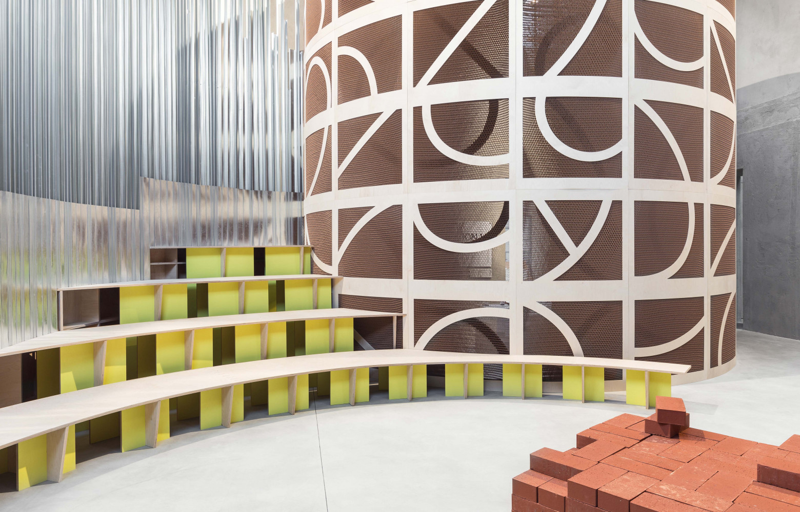 Arrivé dans l’amphithéâtre hyper architecturé, le visiteur se fait bâtisseur avec des briques prises à l’entrée.