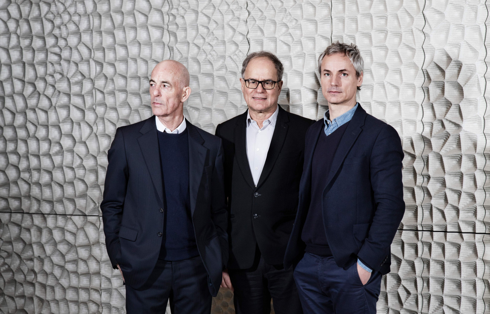 De gauche à droite, les architectes Jacques Herzog, Pierre de Meuron et Ascan Mergenthaler (partenaire en charge...