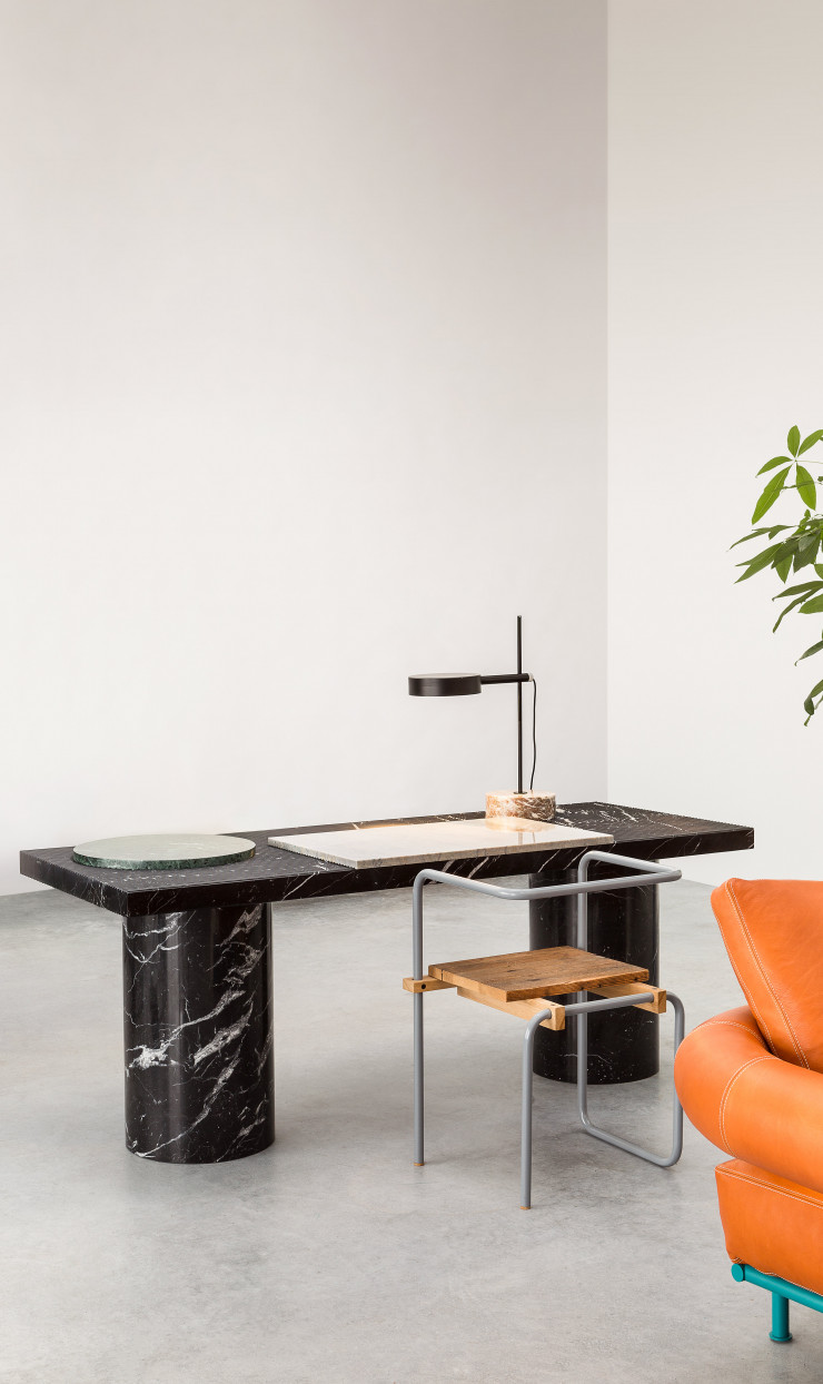 Dans le séjour présenté à New York, il est excitant de voir le patchwork de styles convoqué par la proximité du petit bureau en marbre veiné et de la chaise en tube et bois. Elle rappelle aussi bien Gerrit Rietveld, issu du mouvement de Stijl, que Mart Stam, le plus célèbre des inconnus du Bauhaus.