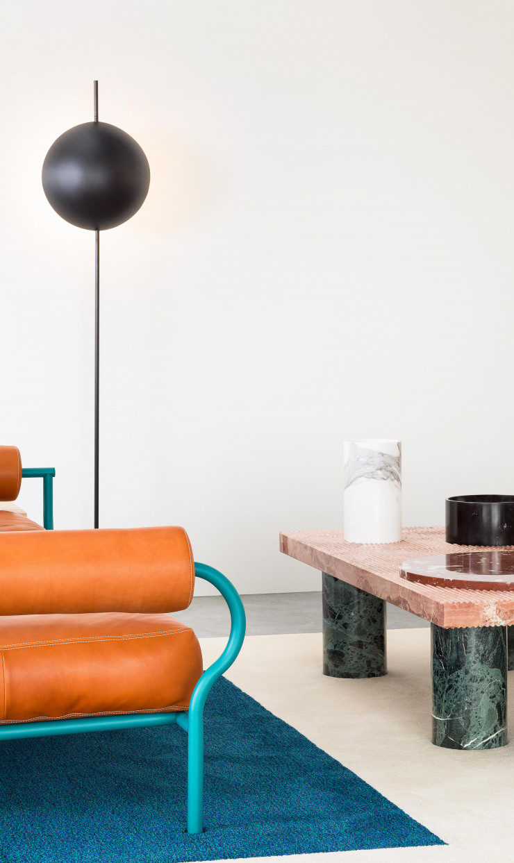 Pour les tables basses, le marbre est de mise, comme depuis toujours en Italie, c’est-à-dire sans complexe ni peur du côté pierre tombale. La table est elle même recouverte d’objets en marbre, comme si elle snobait les livres qui y trouvent habituellement place. Les fauteuils rappellent les sièges de direction de Le Corbusier. Quant à la lampe, elle est totalement intemporelle…