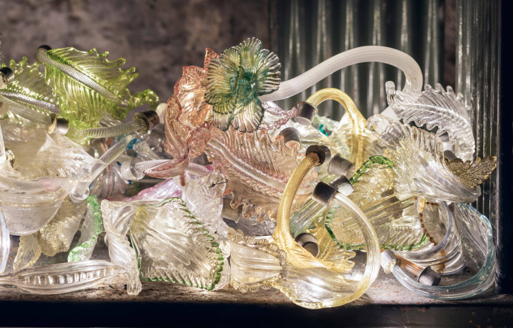 Fleurs ou pampilles, le matériau inspire. Chez Veronese, il se fait coruscant, étincelant… Murano à Paris ! Le stock évoque aussi la joaillerie française, du style Tutti Frutti de Cartier aux bagues choc de Victoire de Castellane chez Dior. L’artisanat glamourise la nature. Et ces pièces détachées rappellent des styles disparus.