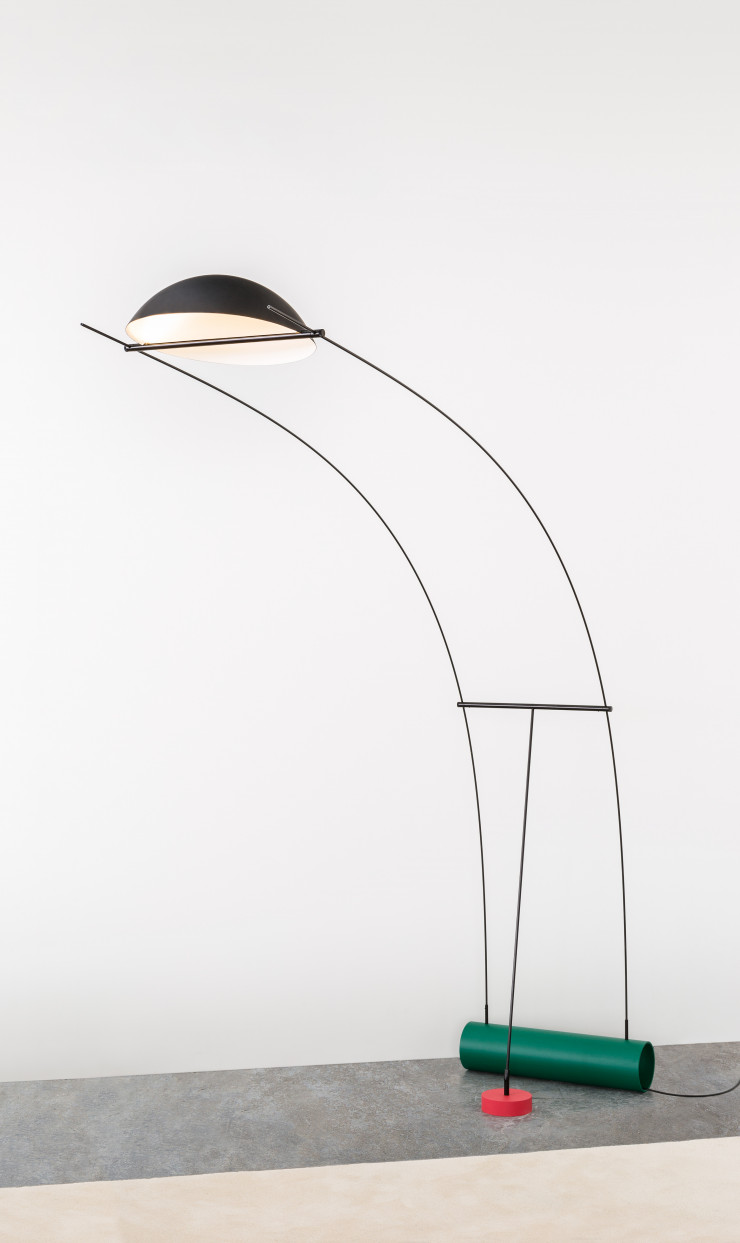 Un peu comme l’architecture de Renzo Piano, le design contemporain se fait de plus en plus léger à mesure qu’il s’élève… Cette lampe s’inspire des années 80 mais sans verser dans la pâle copie. Nous sommes bel et bien en face d’une création originale !