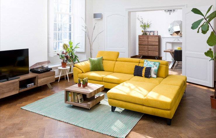 Tapis, canapés, meubles de rangement, luminaires et bibelots : seule la hi-fi n’ets pas disponible dans les « shops in shop » des trois marques ; H&H, la principale, Xooon, la « jeune » et Coco Maison, dédiée aux accessoires.