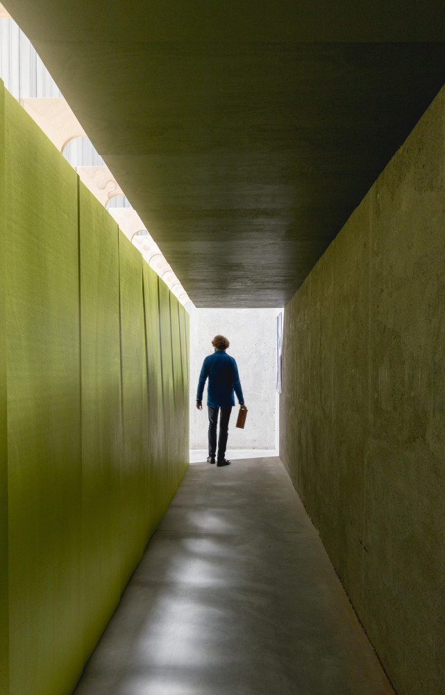 Dans l’architecture de la Citerne, on suit l’artiste slovène Tobias Putrih (1972-) qui nous invite à tâter...