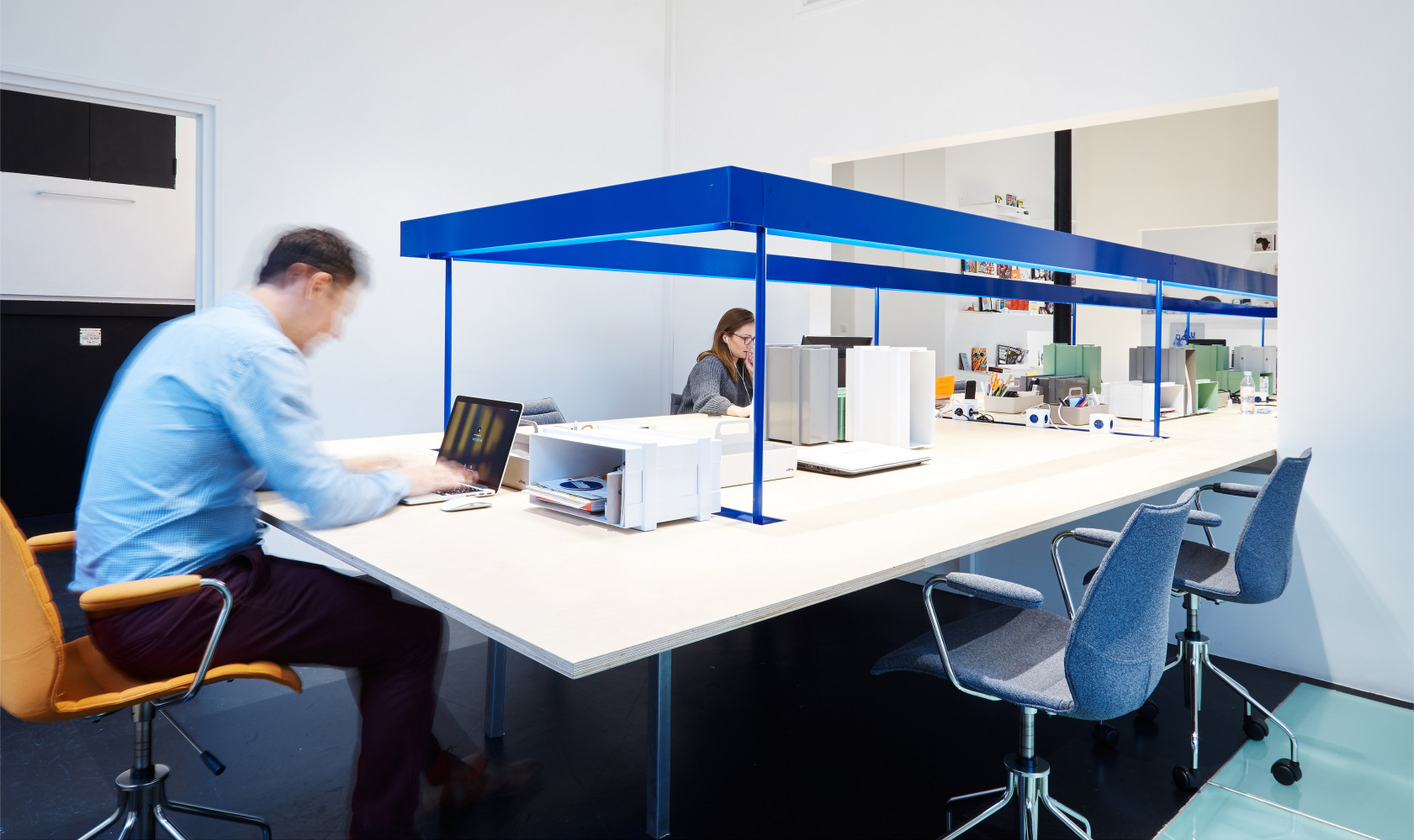 La grande table du rez-de-chaussée traverse deux cloisons, ce qui crée trois zones différentes.