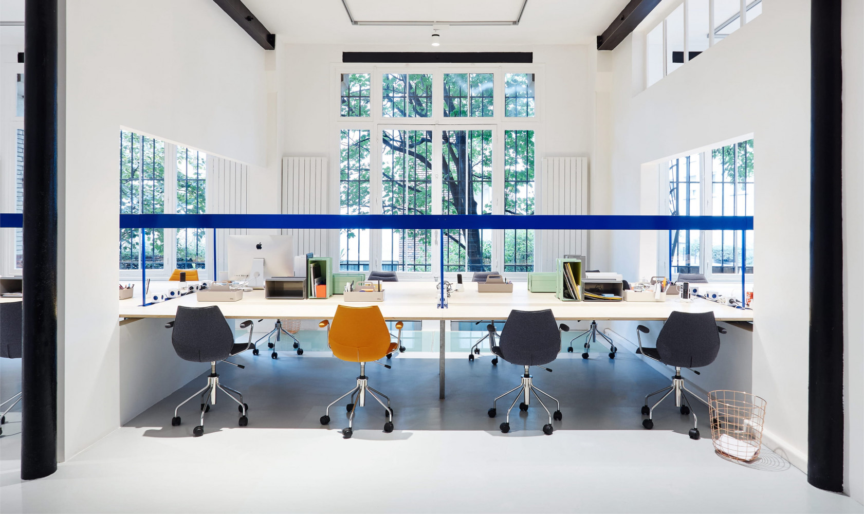 Le rez-de-chaussée, où sont installés 18 postes de travail, est baigné de lumière naturelle.