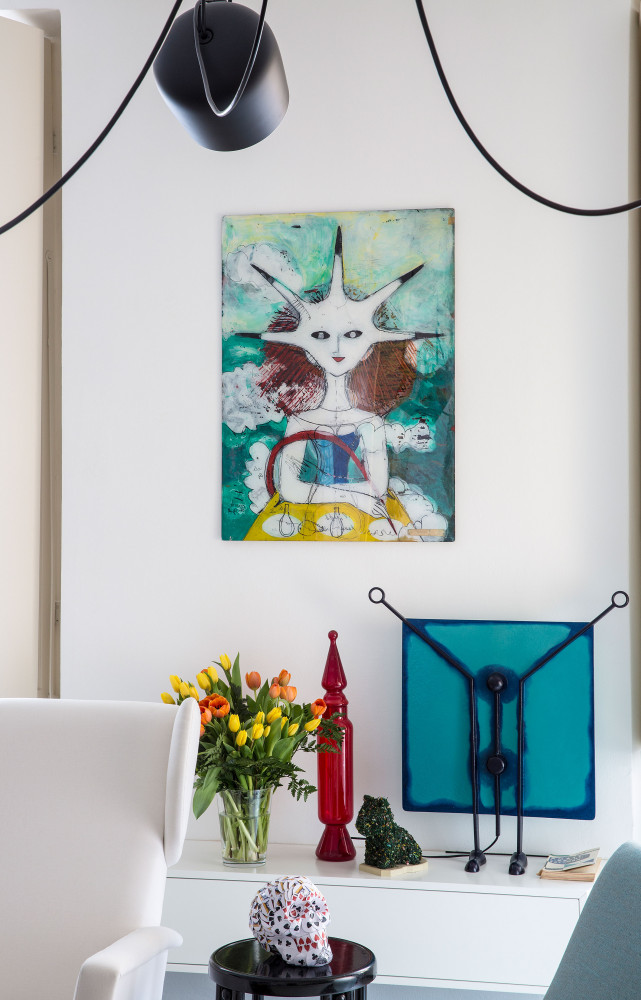 Sur la commode du salon, chien « Puppy » de Jeff Koons et lampe « Salvatore »...