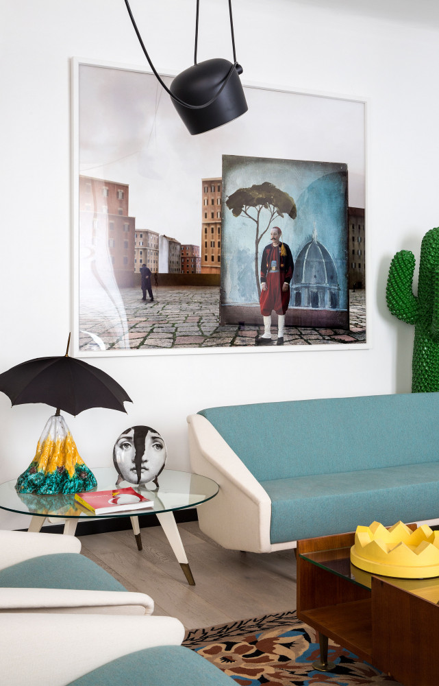 Dans le salon, sofa « Diamond » de Gio Ponti. À gauche, « Coffee Table » de...