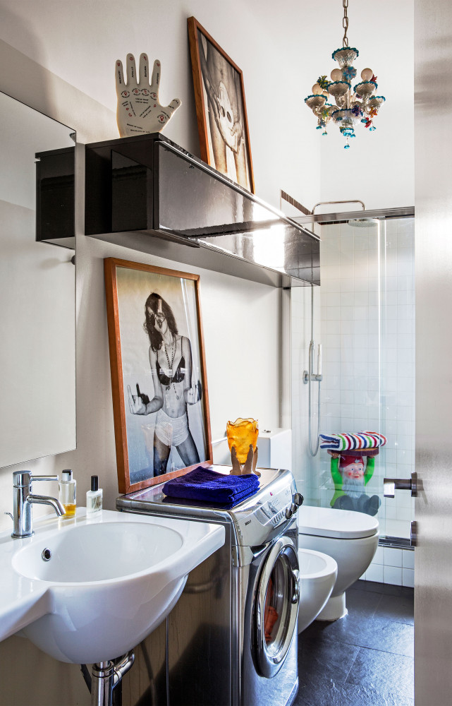 Dans la salle de bains, au fond, table d’appoint « Gnome Attila » de Philippe Starck (Kartell).