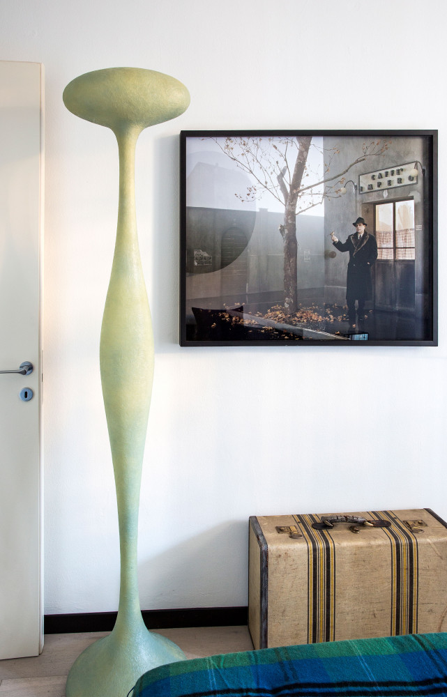 Dans la chambre à coucher, lampe de sol « ETA » en fibre de verre de Guglielmo...