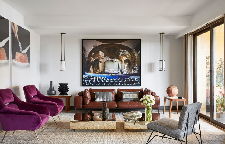 Dans le salon, encadrée de deux suspensions en laiton et albâtre créées par Christophe Poyet et Emil Humbert, une photo extraite de la série « The Ruins of Detroit » d’Yves Marchand et Romain Meffre domine le canapé en cuir « Ettore » (Flexform), garni de coussins « Cane » (Descamps). Tables en laiton poli dessinées par l’agence Humbert & Poyet. Fauteuil « Saporiti », recouvert de tissu gris. Vases d’Ettore Sottsass et Mario Torregiani. Tapis Fashion for Floors.