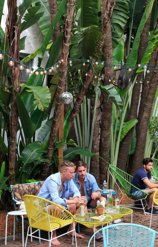 Ambiance tropicale (comme le climat régional) et décontractée au Broken, Shaker, le bar à cocktails de l’hôtel...