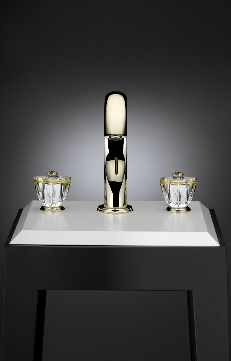 « Numéro 60 », une collection qui célèbre le savoir-faire de la marque : un décor gravé au pochoir recouvert de poudre d’or polie à la main et agrémenté d’une pièce conique en cristal clair.