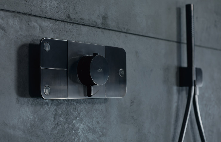 « Axor One », de Hansgrohe, un module thermostatique aussi sobre qu’intuitif, pilote toutes les fonctions de la douche.