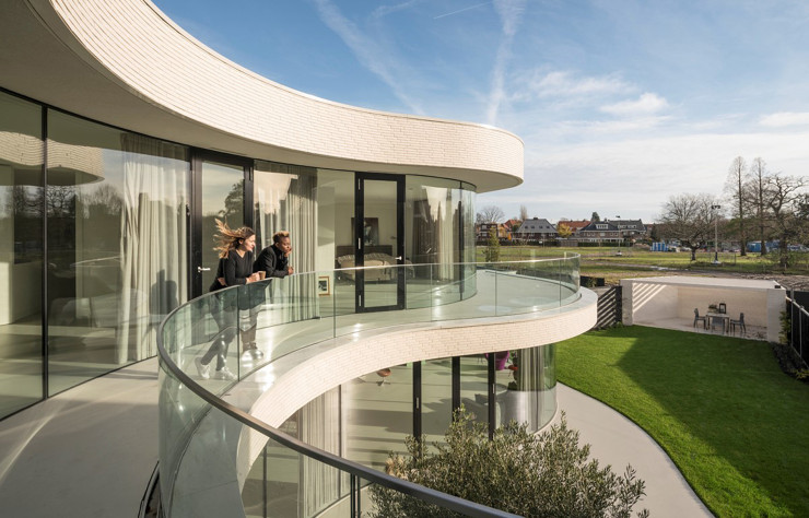 Le balcon offre une vue plongeante sur le jardin et les faubourgs de Rotterdam.