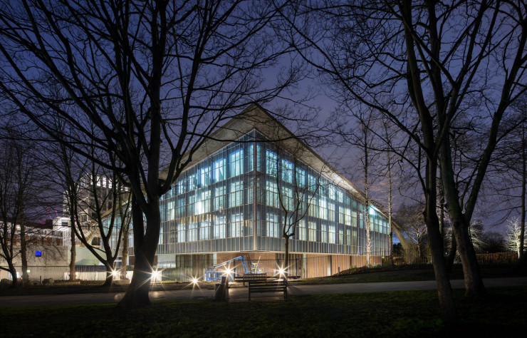 Les visiteurs sont d’abord invités à redécouvrir le bâtiment situé en bordure de Holland Park, mieux intégré à son environnement grâce au travail paysager de West 8.