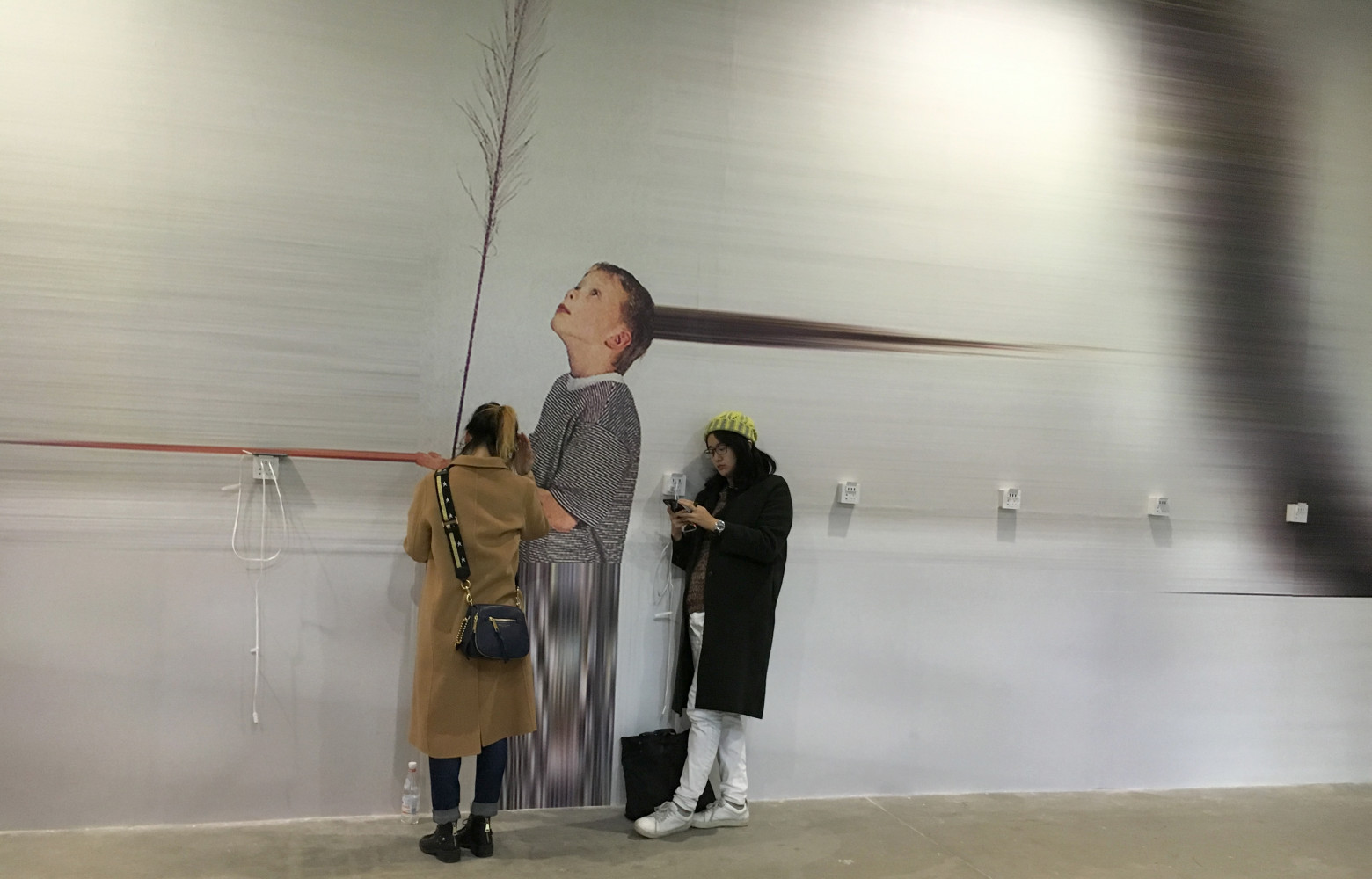 Dans le bâtiment principal, une installation fait office de station de recharge pour smartphone.