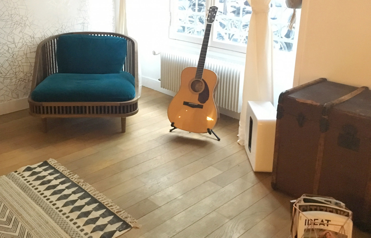 Dans le salon, le fauteuil bas a été fabriqué par les ébénistes danois de KBH en s'inspirant...