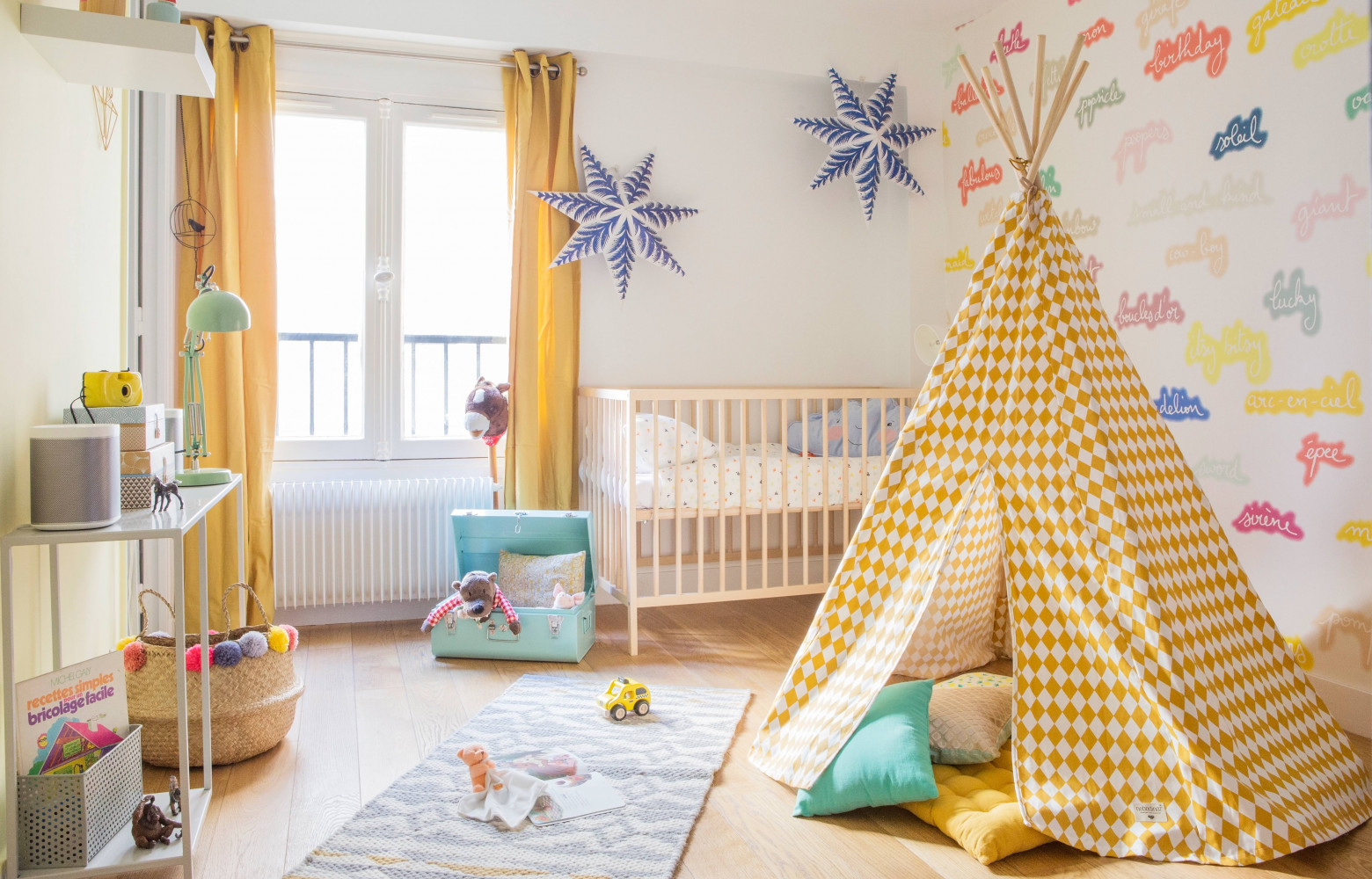Changement d'ambiance dans la chambre d'enfants, pensée par Nuts comme celle d'une maison de vacances.
