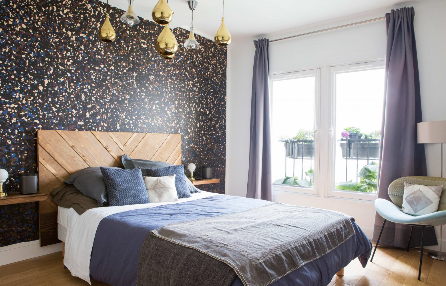 Une pluie d'étoiles filantes semble s'être abattue sur la suite parentale. Chaise de Pierre Paulin retapissée et...