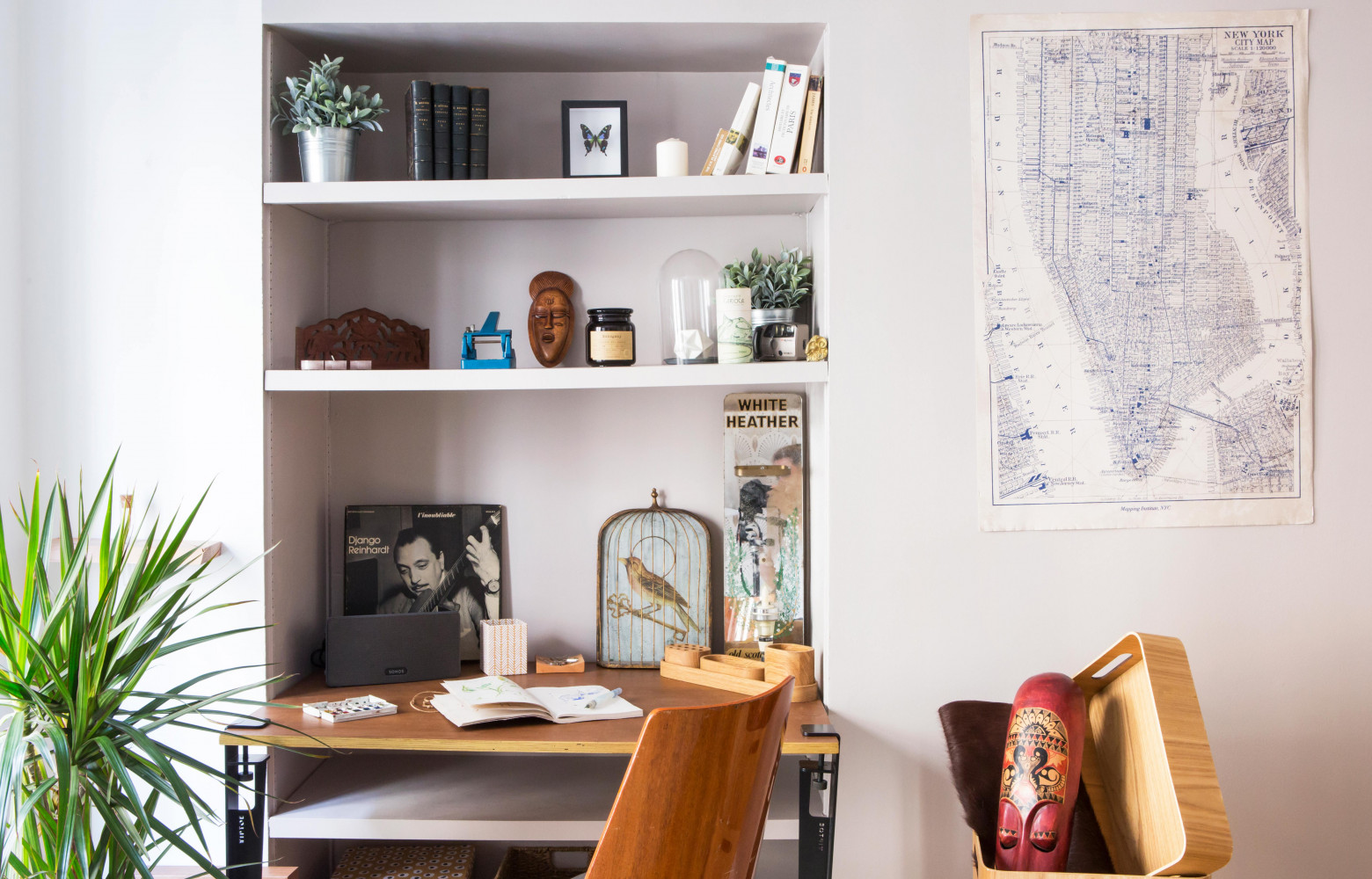 Au premier étage, place aux pièces privatives. Le bureau du père exhibe ses souvenirs de voyages dans...