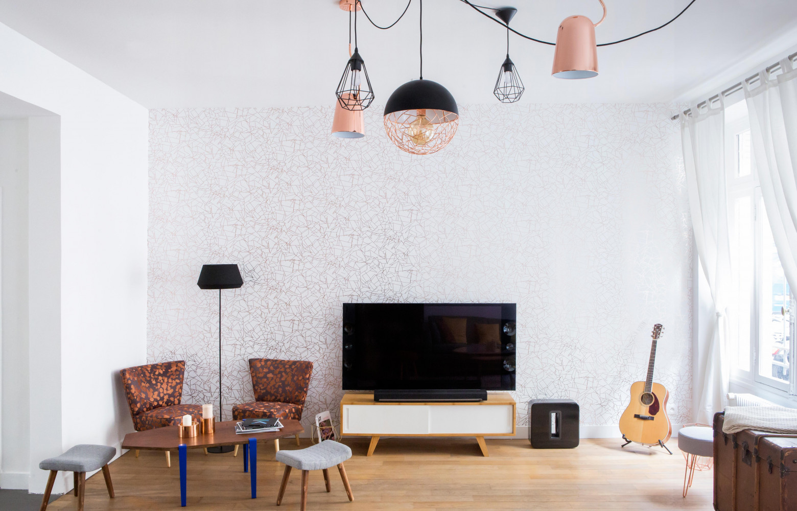 Dans le salon, les deux architectes de Nuts ont pu laisser libre cours à leur passion des...