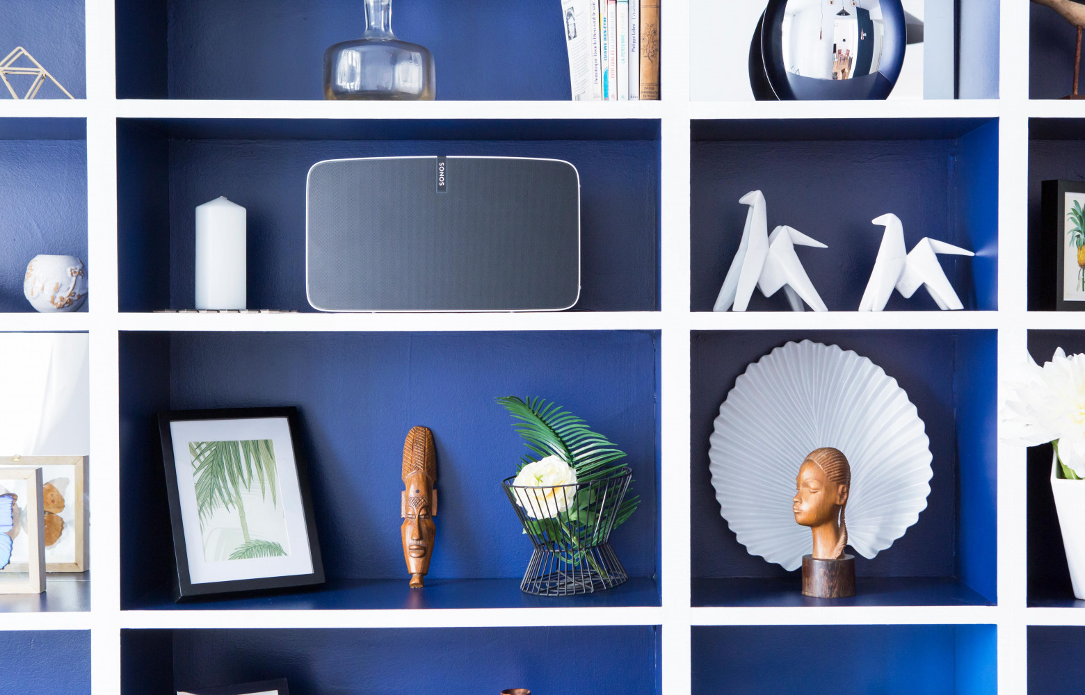 Dans la salle à manger-cuisine, les architectes ont installé une grande bibliothèque qui permet d'installer une enceinte...