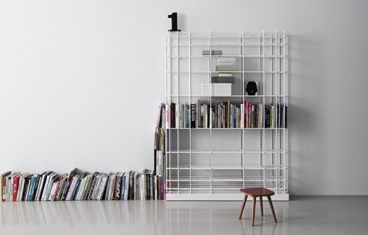 « Leyva », la bibliothèque de Giuseppe Viganò, affiche une structure grillagée en acier dont la sobriété évolue vers l’intemporalité.