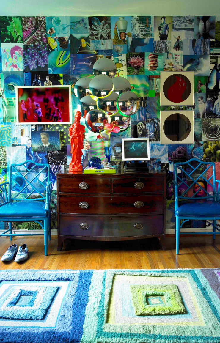 La chambre de l’ancienne maison de Miami. Doug en avait recouvert les murs de pages à nuances bleues déchirées de magazines et de livres. Six mois avaient été nécessaires pour compléter ce travail. Commode anglaise des années 1820. Fauteuils Chippendale chinois. Applique italienne des seventies. Tapis de Doug et Gene Meyer.