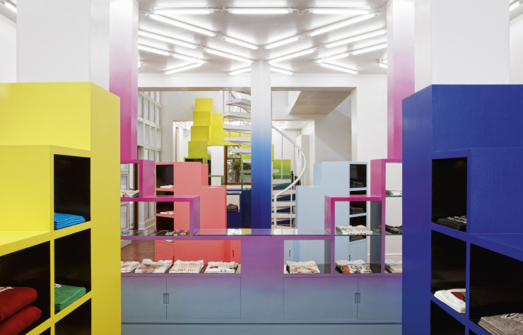 L’architecte a conçu un décor coloré pour la boutique de mode masculine Unknown Union, au Cap, en Afrique du Sud. Tout le mobilier a été fabriqué par des artisans locaux.