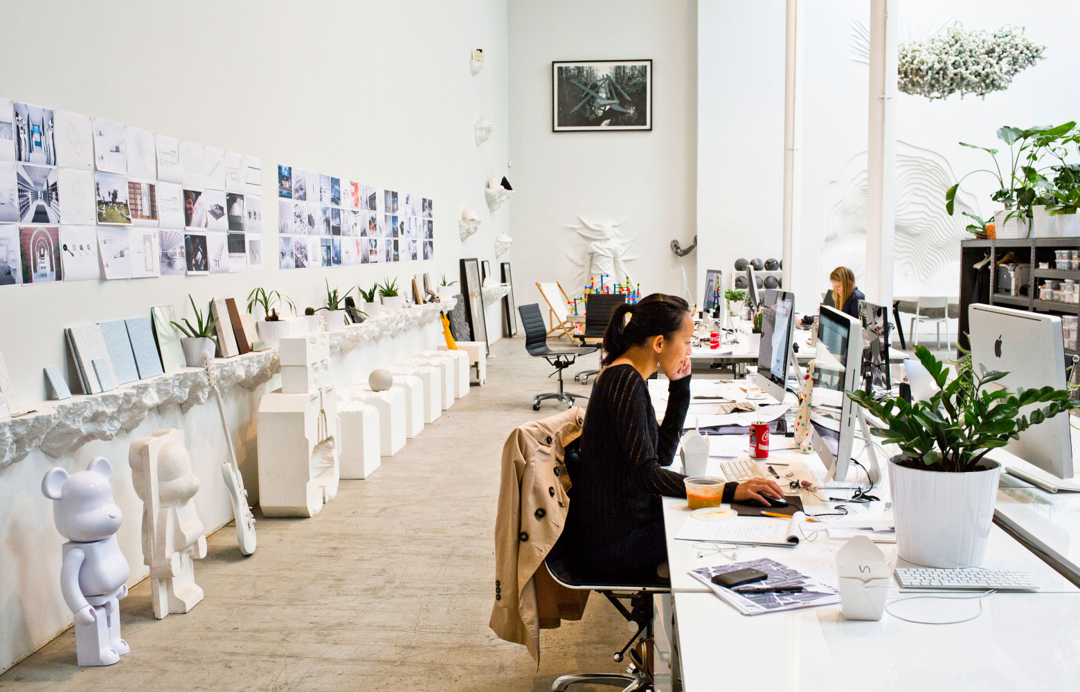 Daniel Arsham et ses équipes, dont les travaux empruntent aux techniques de l’architecture et du cinéma et...