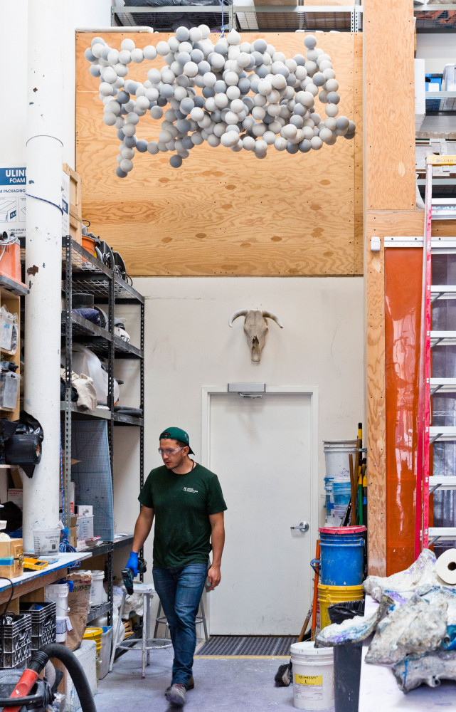 La portion d’atelier où les travaux les plus physiques et les plus bruyants sont réalisés. Suspendu, un...