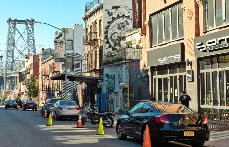 Vue de la South 6th Street aux environs du pont de Williamsburg. À trois blocs de là, au sud, l’ambiance change du tout au tout : foin de hipsters, on ne croise dans les rues que les membres de la communauté juive hassidique, tout de noir vêtus.