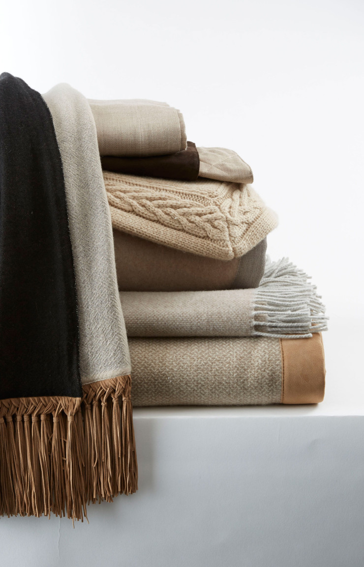 Frette propose draps de bain, linge de lit, peignoirs, chaussons, robes de chambre, pyjamas et plaids… dans une palette exhaustive de tissages sophistiqués et de couleurs.