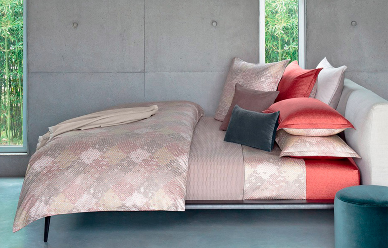 Hugo Boss Home multiplie les dessins floraux très graphiques ton sur ton pour la ligne « Stencil...