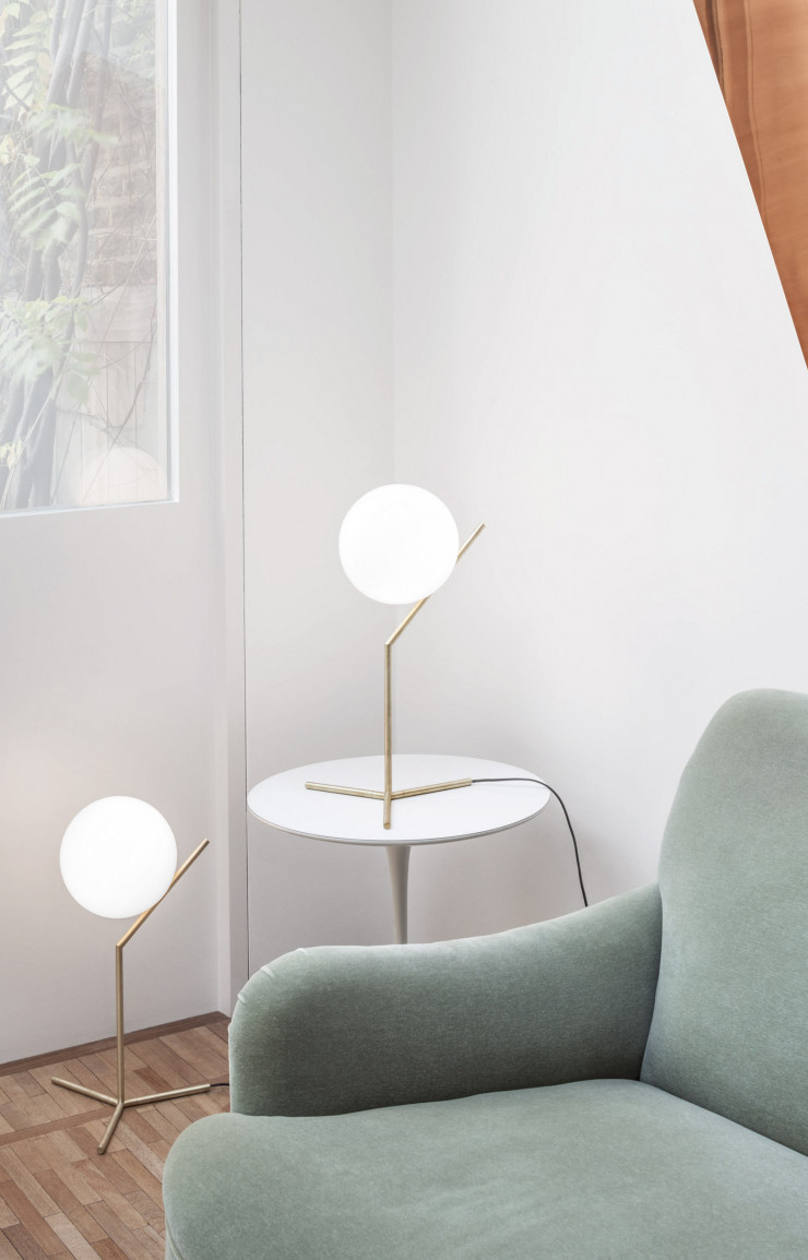 Un modèle de lampe à poser de la collection « IC Lights » (Flos). L’image de cette sphère en suspension est venue à Michael Anastassiades en observant un jongleur s’exercer avec ses balles.