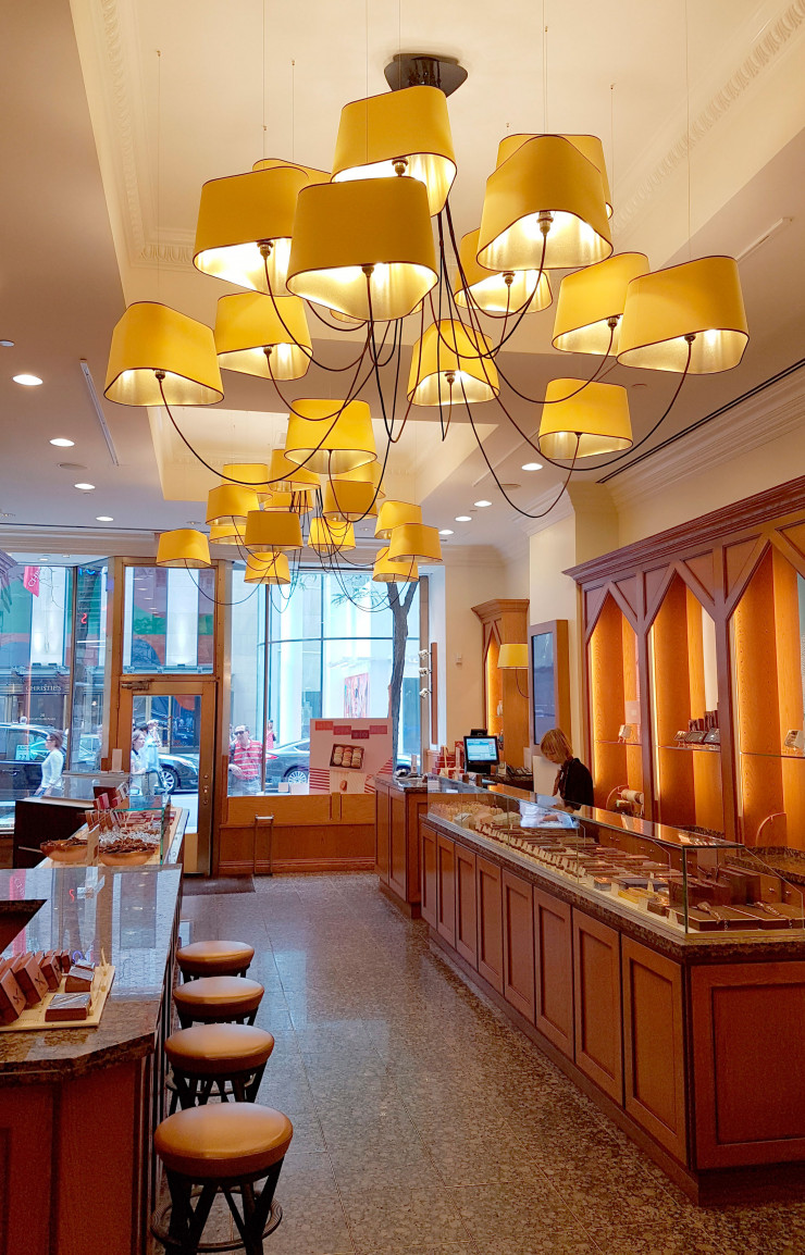 Par le biais de son activité contract, Designheure a déjà participé à des projets sur le sol américain : Maison du Chocolat, à New York, éclairée par une série de lustres de la collection « Nuage ».