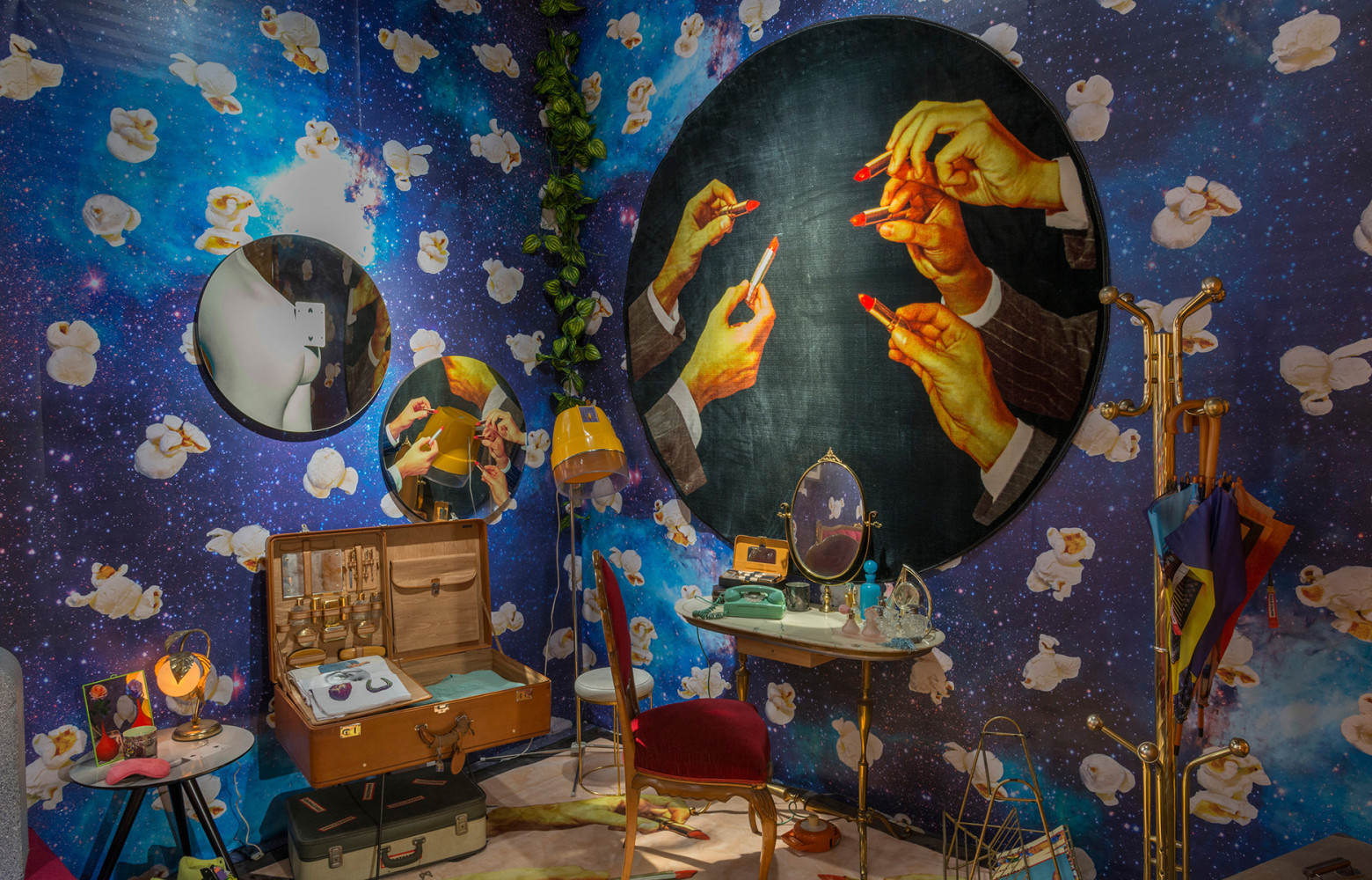 Kitsch et onirisme s’assemblent pour créer un univers des plus baroques.