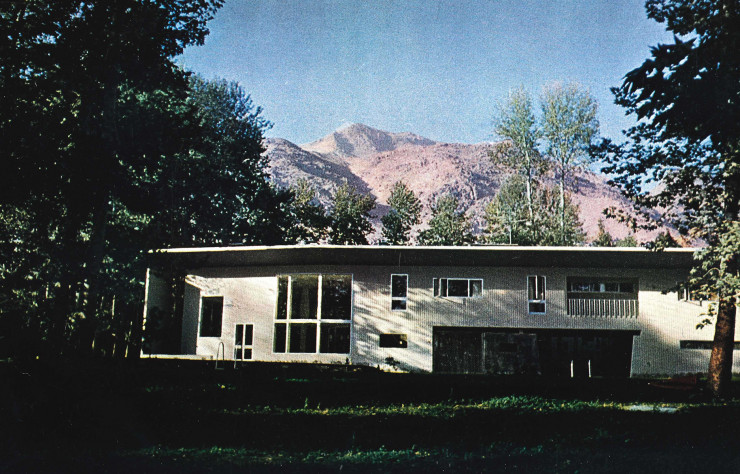 Les ouvertures multiples composent une façade rythmée et invitent le paysage à l’intérieur de la villa.