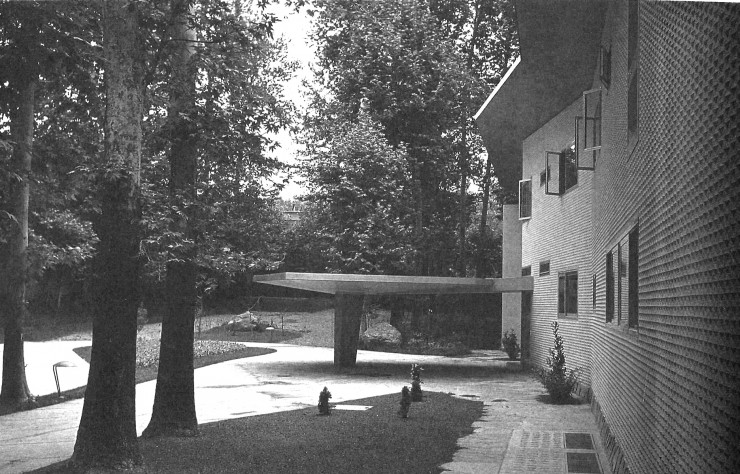 Un perron aux lignes modernes et expressionnistes marque l’entrée