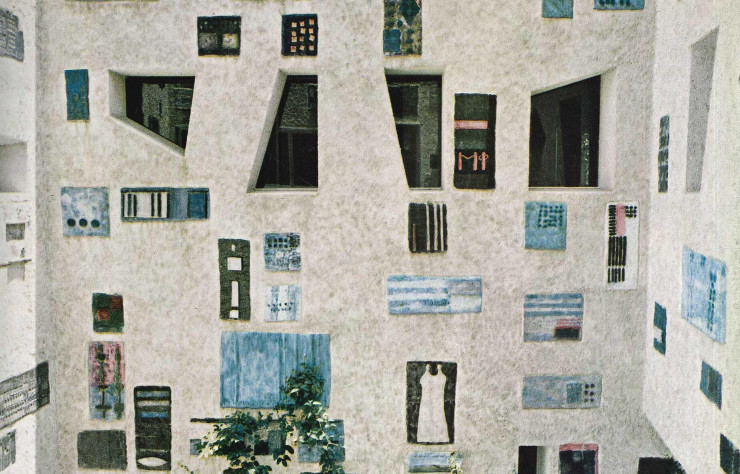 Les céramiques de Fausto Moletti animent le patio.