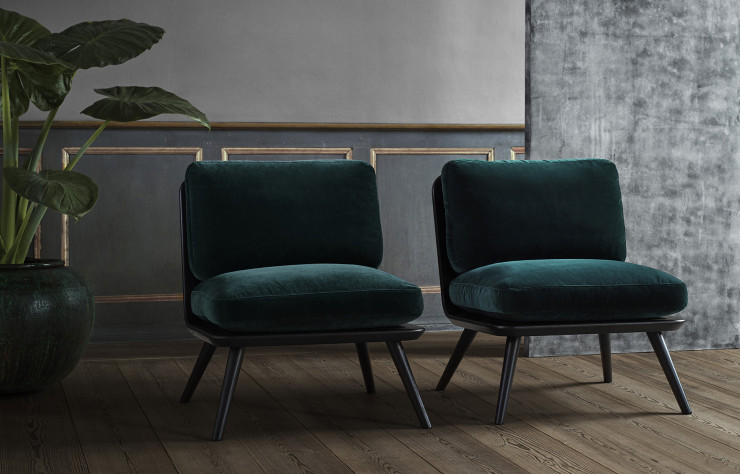 Issu de la collection « Spine », le design discret du siège « Petit » gagne en générosité grâce à des matériaux chaleureux comme le velours.