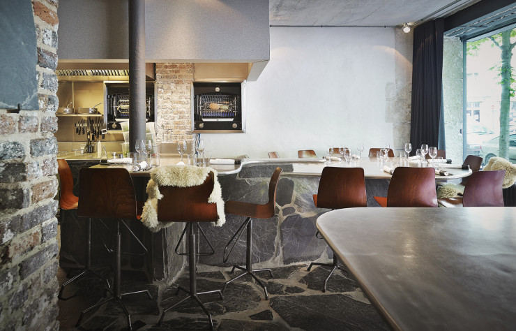 Pour le restaurant Table, l’accent est à nouveau mis sur des matériaux bruts et naturels.