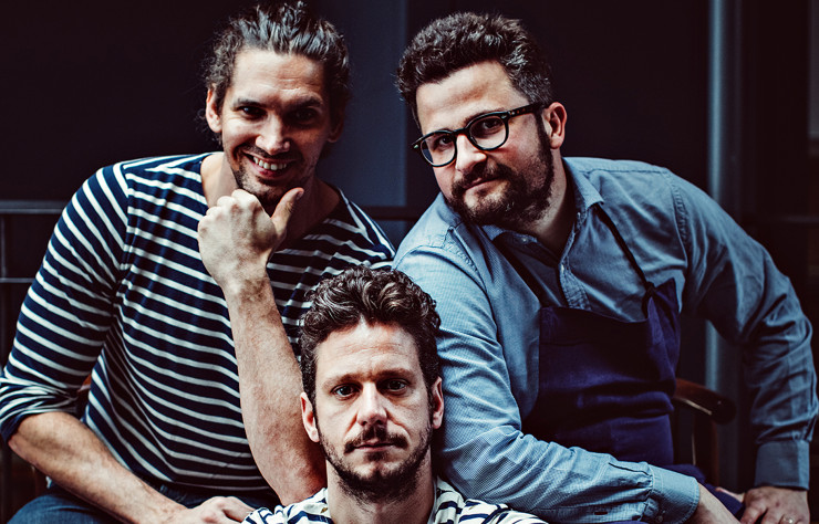 De gauche à droite, Nico de Soto, le mixologue, Julien Ross, le chef de salle, et Alexandre Giesbert, qui tient la carte.