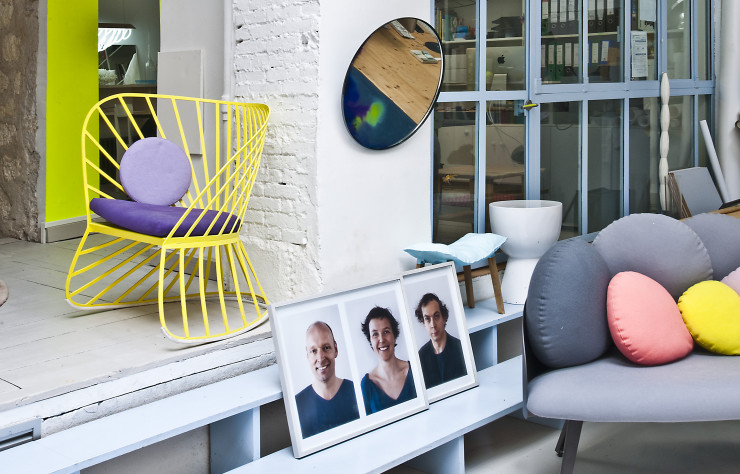 Sous le miroir « Francis » (2011, Petite Friture), portrait de Constance Guisset entourée de ceux qu’elle aime. À droite, fauteuil « Nubilo » (2015, Petite Friture). À gauche, fauteuil « Sol » (2012, Molteni & C).